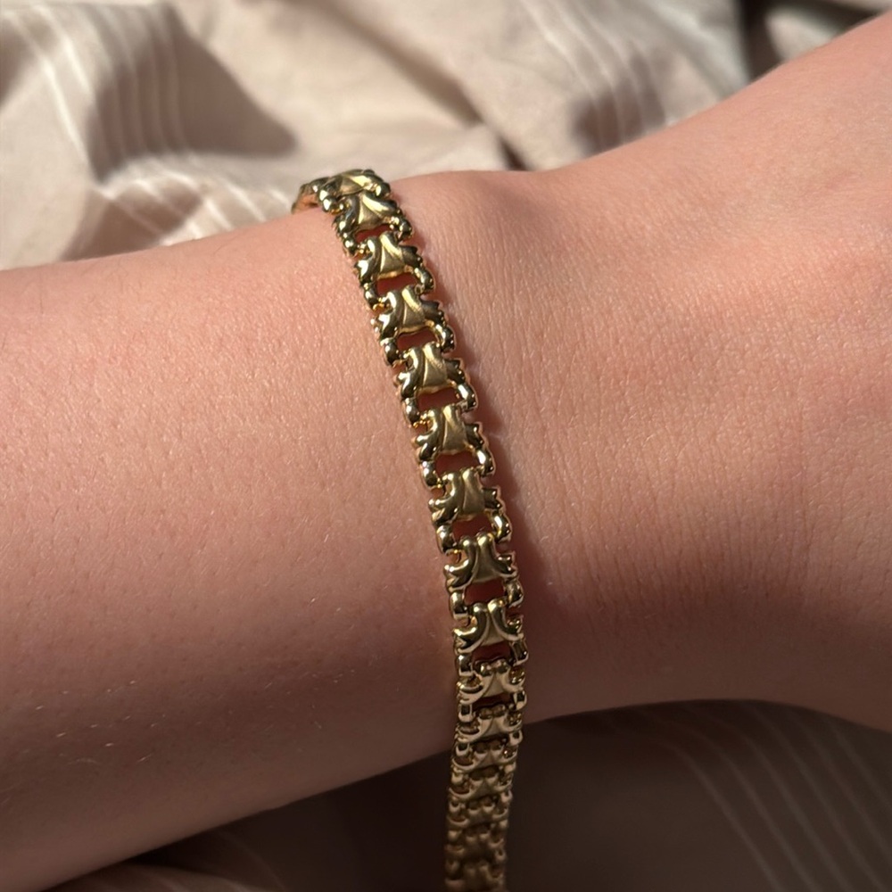 Lovely 10k yellow gold bracelet around 7 inches long